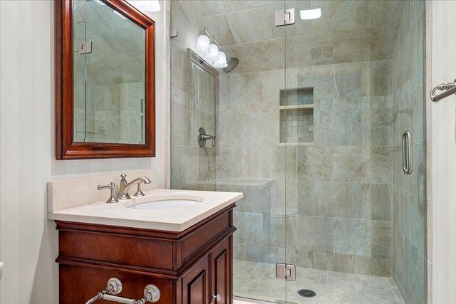 675 E Woodland Road, Lake Forest, IL 60045