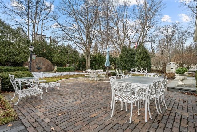 675 E Woodland Road, Lake Forest, IL 60045