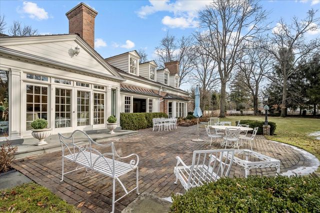 675 E Woodland Road, Lake Forest, IL 60045