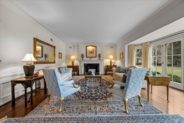 675 E Woodland Road, Lake Forest, IL 60045