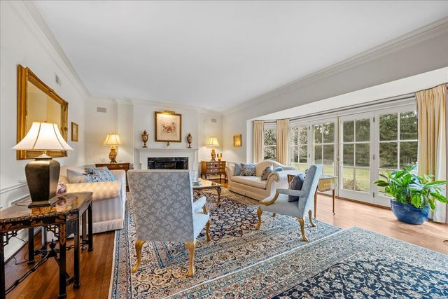 675 E Woodland Road, Lake Forest, IL 60045