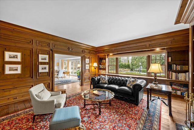 675 E Woodland Road, Lake Forest, IL 60045