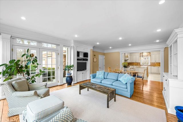 675 E Woodland Road, Lake Forest, IL 60045