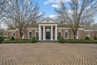 675 E Woodland Road, Lake Forest, IL 60045