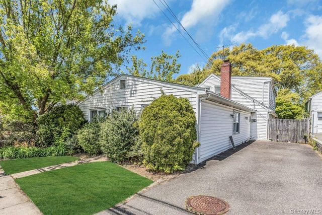 2 Huron Street, Glen Head, NY 11545