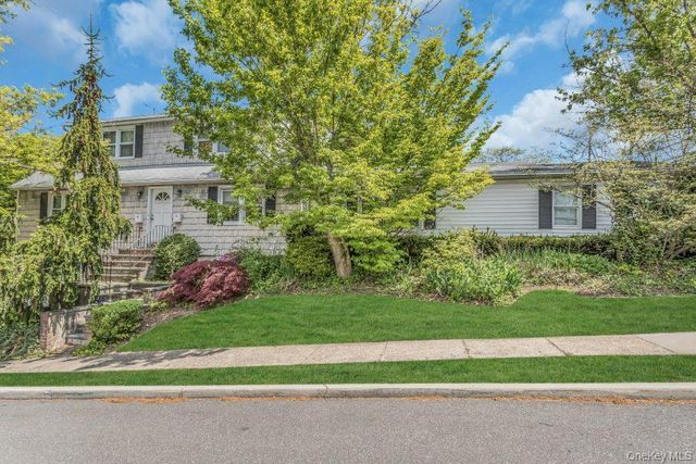 2 Huron Street, Glen Head, NY 11545
