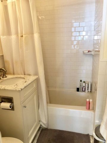 247 Newbury Street 2R, Boston, MA 02116