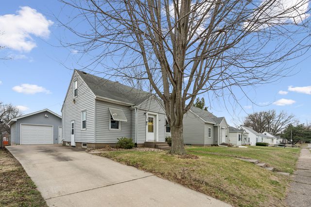 2627 COLLEGE Avenue, Davenport, IA 52803
