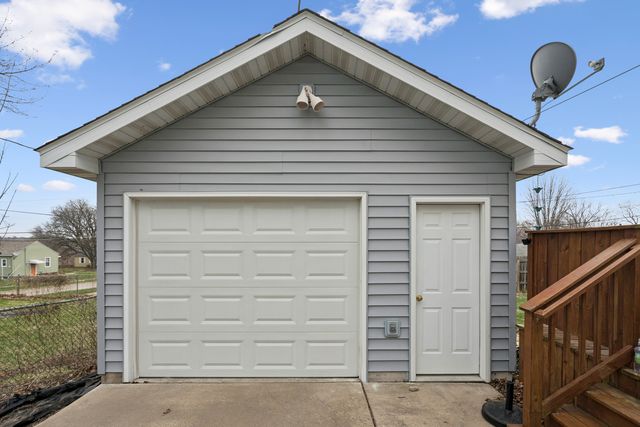 2627 COLLEGE Avenue, Davenport, IA 52803