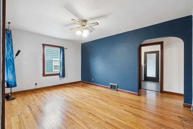 2627 COLLEGE Avenue, Davenport, IA 52803