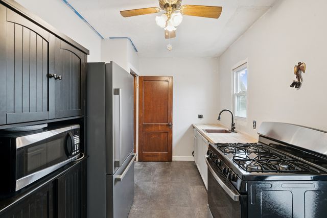 2627 COLLEGE Avenue, Davenport, IA 52803