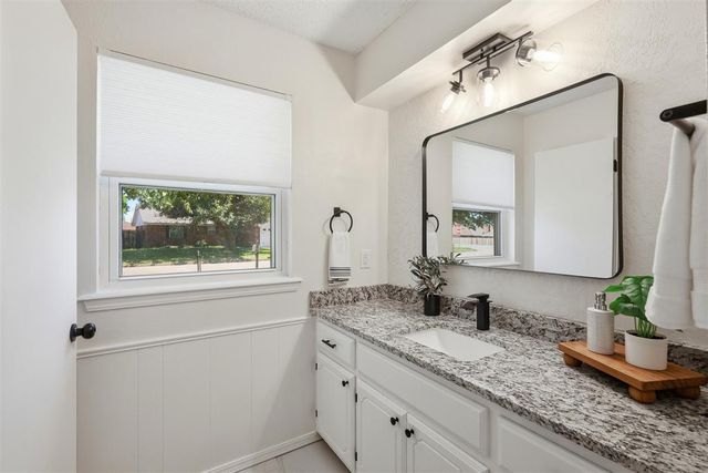 913 W Churchill Way, Mustang, OK 73064