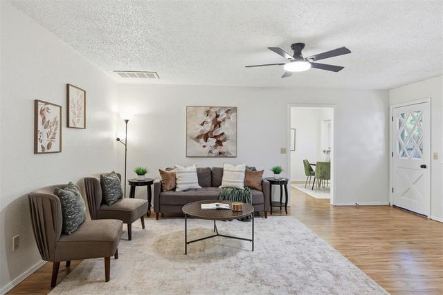 913 W Churchill Way, Mustang, OK 73064