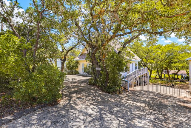 932 PEBBLE BEACH RD, Lakehills, TX 78063