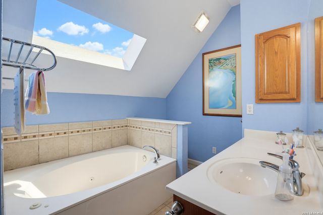 932 PEBBLE BEACH RD, Lakehills, TX 78063