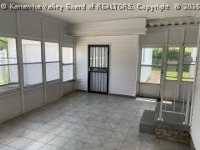 2811 Berkeley Avenue, St Albans, WV 25177