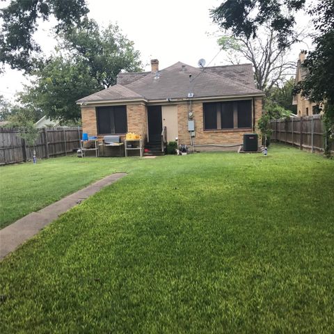 2546 Gladstone Drive, Dallas, TX 75211