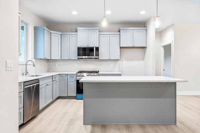 6530 W 30th Pl, Kennewick, WA 99338