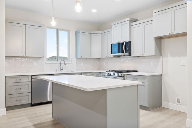 6530 W 30th Pl, Kennewick, WA 99338