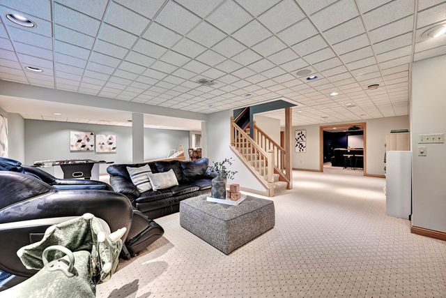 906 Squire Hill Court, Crescent Springs, KY 41017