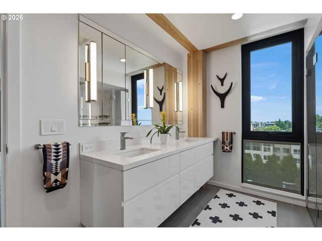 12 Ne FREMONT St 801, Portland, OR 97212