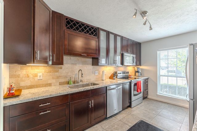 6339 Del Monte Drive SW 95, Houston, TX 77057