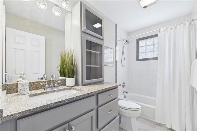 33202 N Woodland Terrace, Grayslake, IL 60030