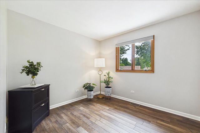 33202 N Woodland Terrace, Grayslake, IL 60030