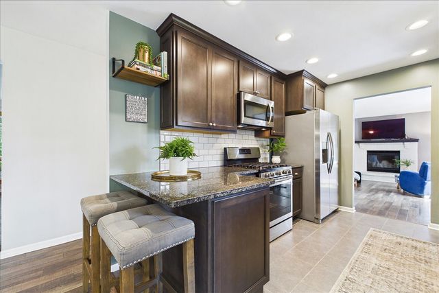 33202 N Woodland Terrace, Grayslake, IL 60030