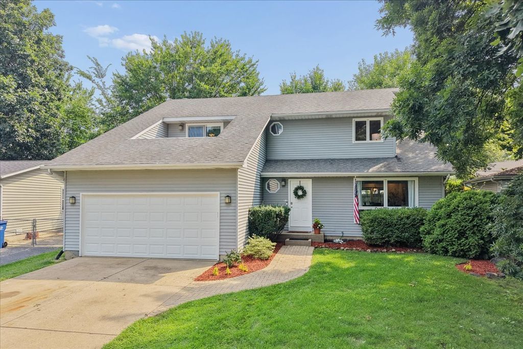 33202 N Woodland Terrace, Grayslake, IL 60030