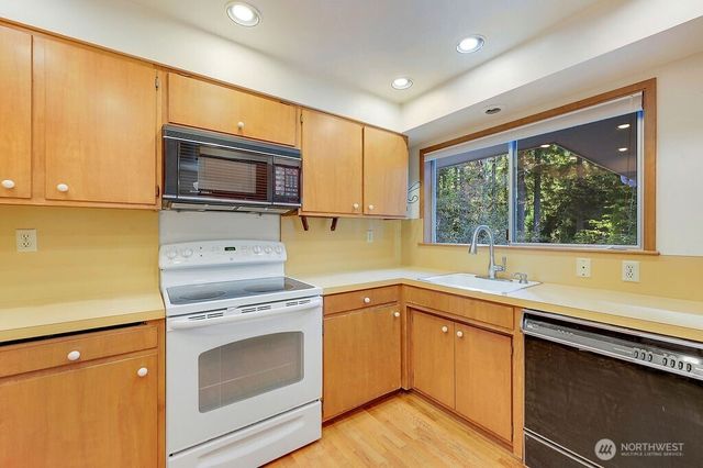 2401 NW Finn Hill Road, Poulsbo, WA 98370