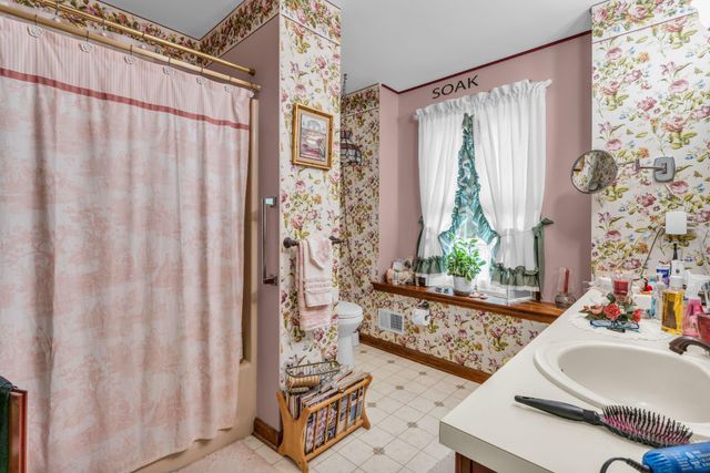 8 HILLCREST LN, Tuckerton, NJ 08087