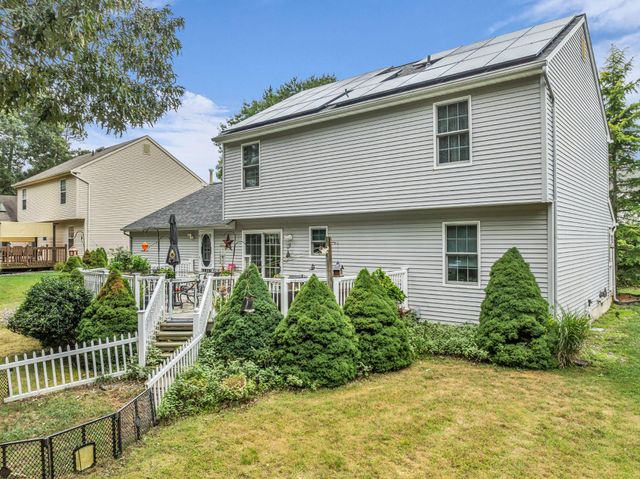 8 HILLCREST LN, Tuckerton, NJ 08087