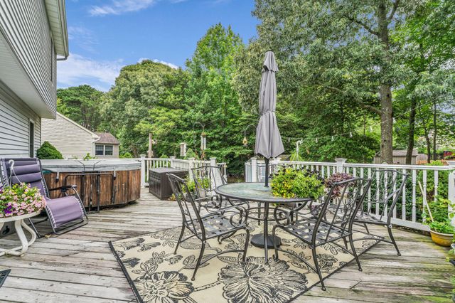 8 HILLCREST LN, Tuckerton, NJ 08087