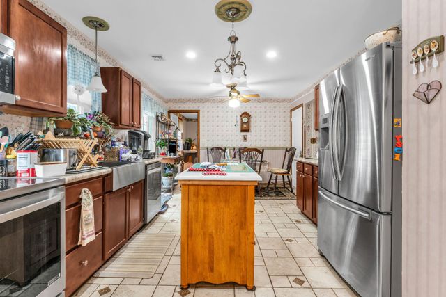 8 HILLCREST LN, Tuckerton, NJ 08087