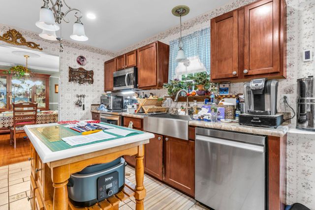 8 HILLCREST LN, Tuckerton, NJ 08087