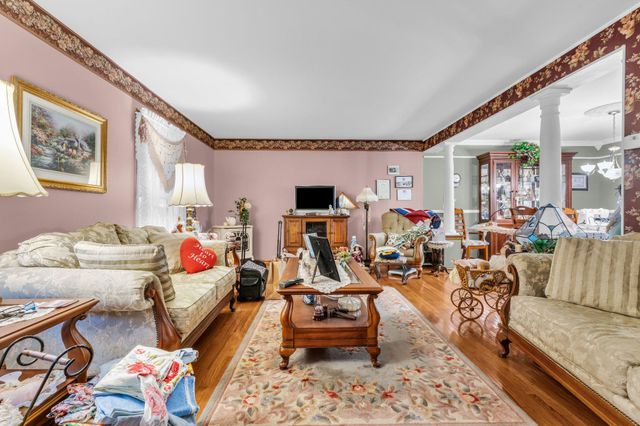 8 HILLCREST LN, Tuckerton, NJ 08087