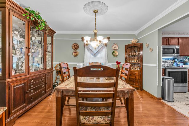 8 HILLCREST LN, Tuckerton, NJ 08087
