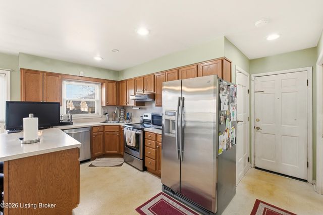 10501 Lawrencekirk Ct, Douglass Hills, KY 40243