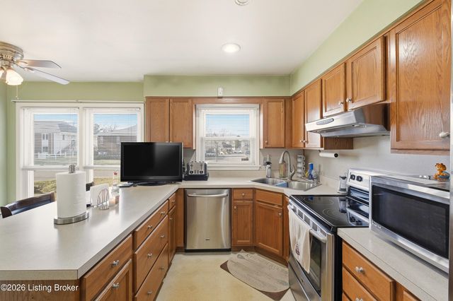 10501 Lawrencekirk Ct, Douglass Hills, KY 40243