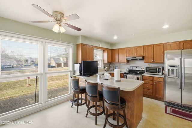 10501 Lawrencekirk Ct, Douglass Hills, KY 40243