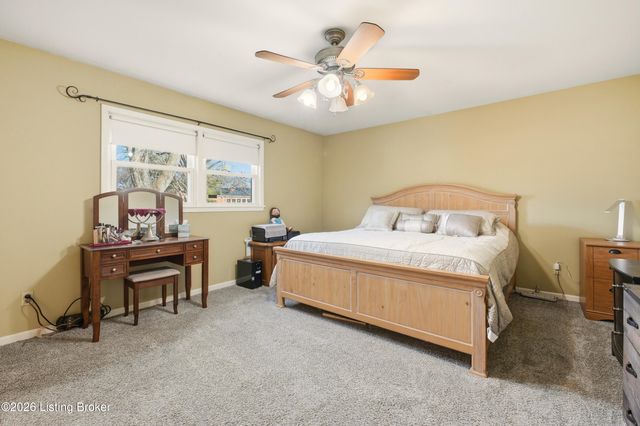 10501 Lawrencekirk Ct, Douglass Hills, KY 40243