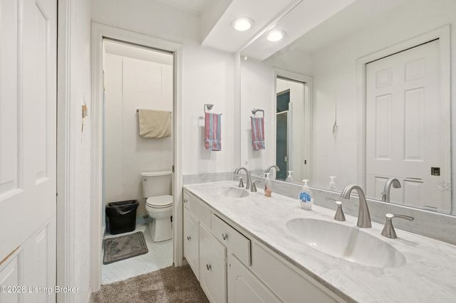 10501 Lawrencekirk Ct, Douglass Hills, KY 40243