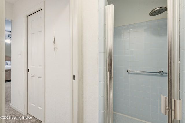 10501 Lawrencekirk Ct, Douglass Hills, KY 40243