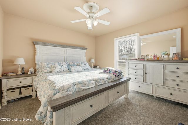 10501 Lawrencekirk Ct, Douglass Hills, KY 40243