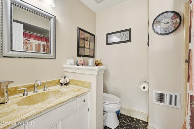 10501 Lawrencekirk Ct, Douglass Hills, KY 40243