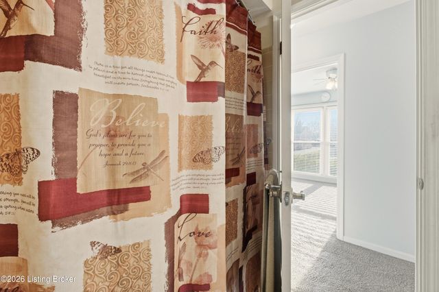 10501 Lawrencekirk Ct, Douglass Hills, KY 40243