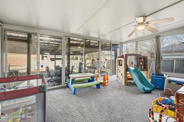 10501 Lawrencekirk Ct, Douglass Hills, KY 40243