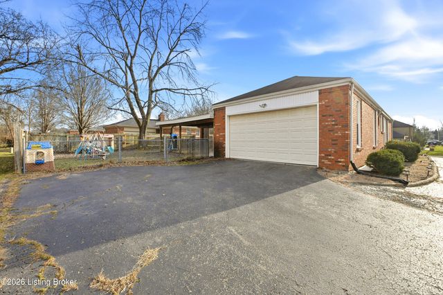 10501 Lawrencekirk Ct, Douglass Hills, KY 40243