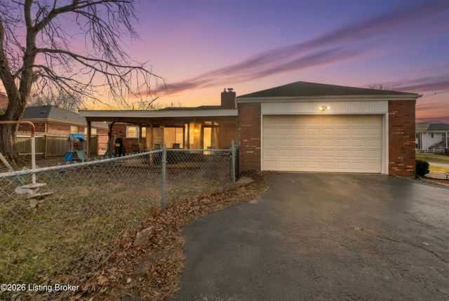 10501 Lawrencekirk Ct, Douglass Hills, KY 40243